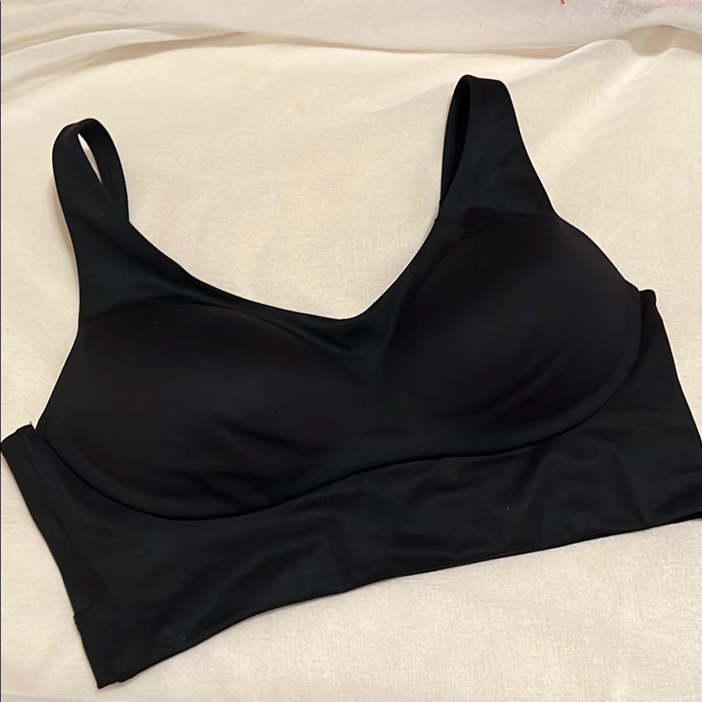 Victoria’s Secret Flow On Point Ultra Soft Breathable Sports Bra